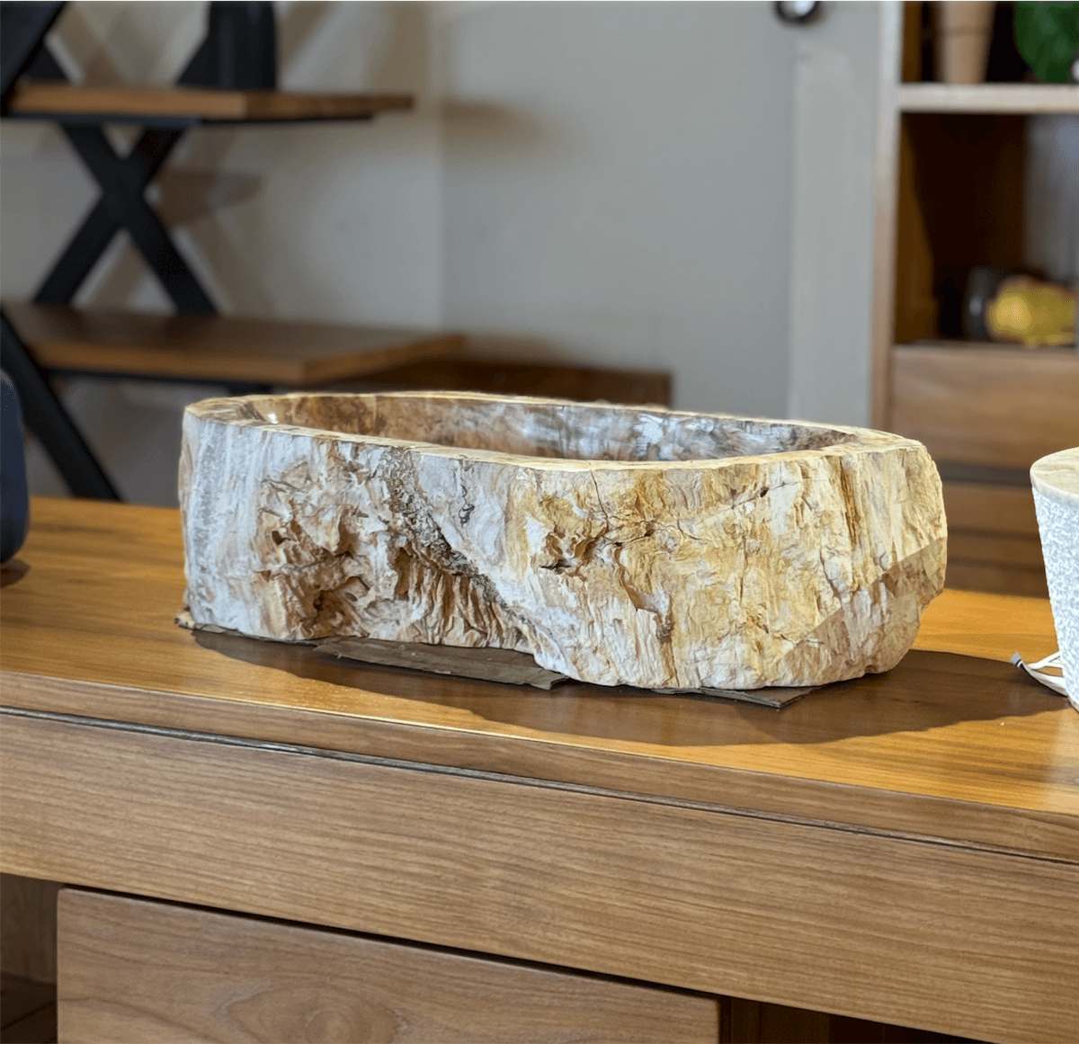 Vasque en pierre naturelle posée sur un meuble sous vasque en teck massif - DIMEXOI La Réunion